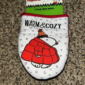 Peanuts Snoopy Christmas Oven Mitts